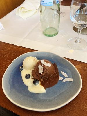 Dessert in der Sonnenuhr (Karamell und Schokoeis) at Die Weinstube Nachhaltig Geniessen in Zeltingen