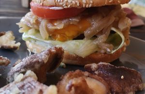 Cheeseburger with fried Shiitake at Die Weinstube Nachhaltig Geniessen in Zeltingen