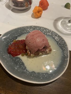 belgische Waffel mit Vanillesauce, selbstgemachtem Kirscheis und Himberpüree sowie Mangoperlen (wow!)  at Die Weinstube Nachhaltig Geniessen in Zeltingen