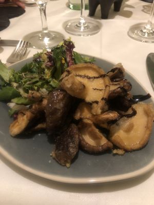 Shiitake-Pilze aus eigenem Anbau an Salat  at Die Weinstube Nachhaltig Geniessen in Zeltingen