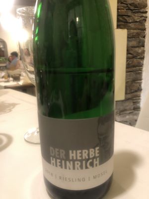 Guter veganer Wein aus der Region  at Die Weinstube Nachhaltig Geniessen in Zeltingen