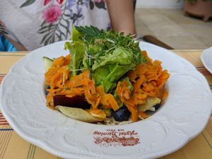 Sommersalat mit Nicola Lachs at Die Weinstube Nachhaltig Geniessen in Zeltingen