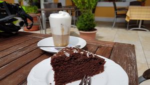 Chocolate cake and a latte with soy milk at Die Weinstube Nachhaltig Geniessen in Zeltingen