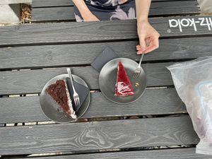 Kuchen auf einem Tisch draußen   at STAY - bleibdochnoch in Leipzig