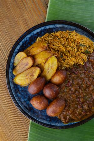 If you are not sure what to eat, then just go for our sample plate with Jollof Rice, Puff Puff, Beans and fried Plantain.  Chili is available always.  at Patacon Obi in der Sakristei - Maybe closed in Stuttgart
