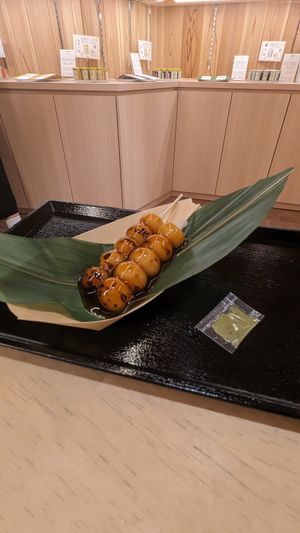 🍡 2x Mitarishi Dango (300¥ | 1.9$) at Fushimi-Inari Hirano Seishoan in Kyoto
