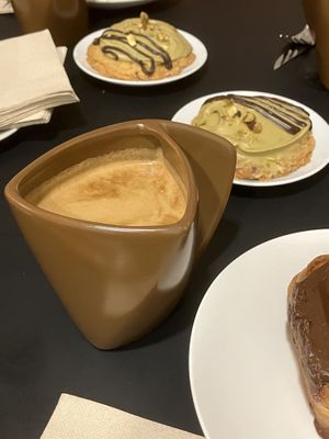 Café y galletas con crema de pistacho  at Natury in Barcelona