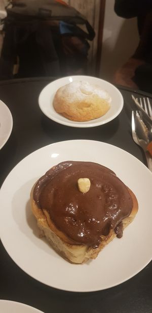 Galeta de parmesà i cinnamon roll amb xocolata at Natury in Barcelona