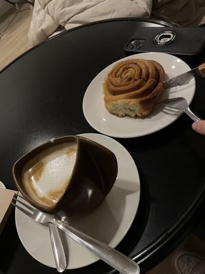 capuccino y cinnamon roll  at Natury in Barcelona