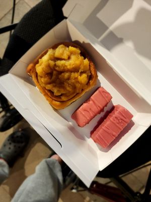 Cinnamon roll with apples and 2 small rose cakes at Natury in Barcelona