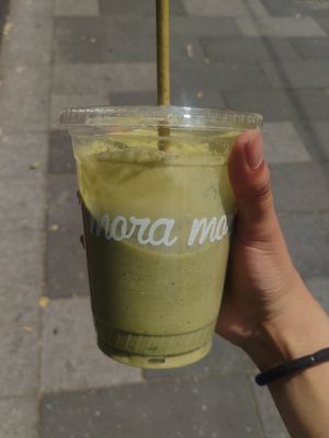 Matchacate: predomina el sabor del plátano, a mi parecer no sabe tanto ni a matcha ni a aguacate pero está bueno. at Mora Mora Colima   in Mexico City