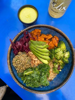 El macro bowl es un must!! Ingredientes muy frescos y nutritivos 🫶🏻 combinación espectacular de sabores y atención 10/10 at Mora Mora Colima   in Mexico City