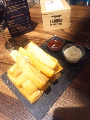 Yuca frita con veganesa y salsa anticuchana at Envero in Logrono