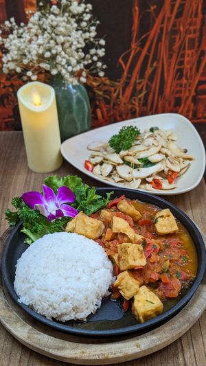 Vegan Tofu with Tomato Sauce, Stir-Fried Mushroom with Lemongrass and Chilli at Vietnamese Lantern in Hanoi