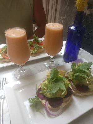 Smoothie and bagel at Bagel in Mallorca