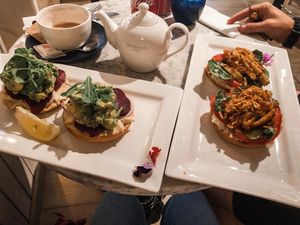 Avocado + hummus and vegan schnitzel at Bagel in Mallorca