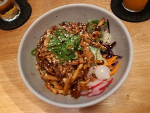 Klebreis "Instantshow" mit veganen Hühnchen und Pilzen at MẸ OI - Restaurant & Bar in Jena