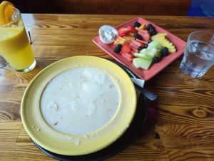 Plato de fruta y sopa misteriosa para el desayuno 😝 at The Grain Cafe in Los Angeles