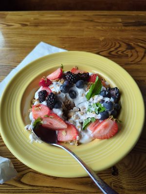 Tazón de granola seca con yogur, no aparece en el menú at The Grain Cafe in Los Angeles