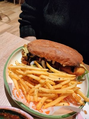 Panino di Hamilton con patatine at Neat Burger - Merlata Bloom in Milan