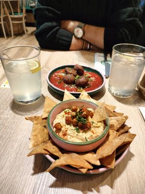 Polpette col sugo e pita chips con hummus at Neat Burger - Merlata Bloom in Milan