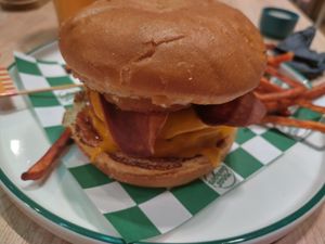 Very nice bacon double cheeseburger! Well worth a 30min walk from my hotel, put a smile back on my face after a bad day at Neat Burger - Merlata Bloom in Milan