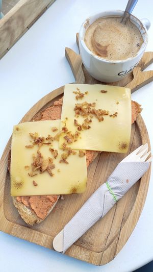 Torrada de paté de tomàquet i alfàbrega amb formatge (van variant) at El Rinconcito de Elena in Altafulla