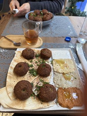 Tutto vegano e delizioso, la salsa bianca è a base di yogurt, é l’unica vegetariana. #Veganuary at East Side Story in Namur