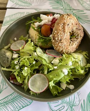Hummus Bagel mit veg Veta  at Jardim Natural Food in Sao Miguel