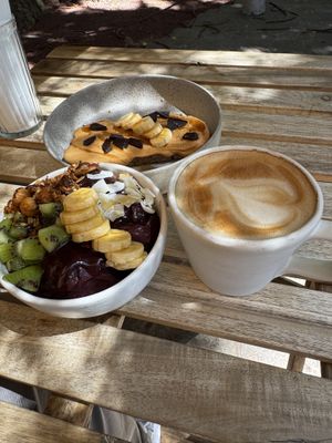 Açaí bowl, peanut butter toast, flat white   at Jardim Natural Food in Sao Miguel