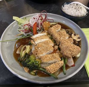 Sesamtofu mit Teriyaki Sauce, Gemüse und Reis, Chili und Knoblauch  at Nikko Sushi Ramen & Vegan in Bamberg