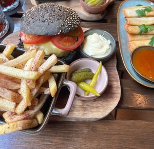 falafel burger, pommes, frühlingsrollen (alles vegan) at bonobo in The Hague