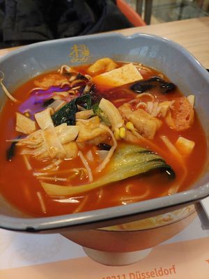 pay by weight, this was sufficient and ~15€ at Yangguofu Malatang (杨国福杜塞店) in Dusseldorf