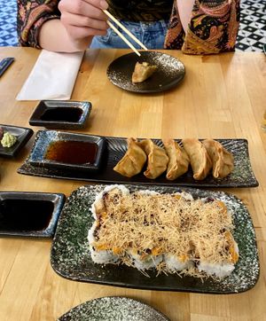 Vegan crunchy chicken sushi roll & Gyoza 🩷 #Veganuary at NORI | Vegan Sushi - Wok in Rotterdam