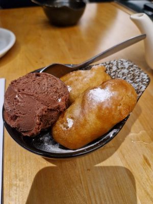 Chocolade kokos ijs met gefrituurde banaan at NORI | Vegan Sushi - Wok in Rotterdam