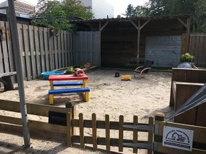 Childeren outside play area at Ouwekamp, ons eetcafé in Austerlitz