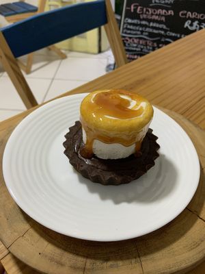 Tartalete sem glúten de chocolate 70% + sorvete de coco com lavanda + calda de laranja doce   at aroma ice in Salvador