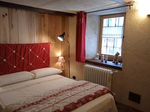 Una delle camere da letto at Osteria L'iero d'Eima - Bellino CN in Celle