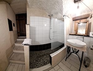 Questo era un pollaio.. Ora è un bagno magnifico at Osteria L'iero d'Eima - Bellino CN in Celle