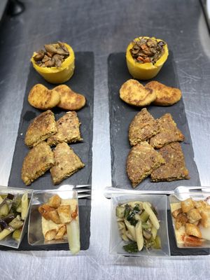 cestino di polenta con ripieno di funghi saltati, nuggets vegetali, hamburger vegetali, cestino con pennette saltate con verdure, cestino con hummus fatto da loro e crostini  at La Bode Ristobar in Ferrara