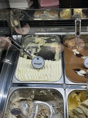 Vegan flavors labeled with green dots  at Anita Gelato - Condado in San Juan