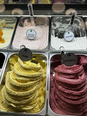 Vegan flavors labeled with green dots  at Anita Gelato - Condado in San Juan