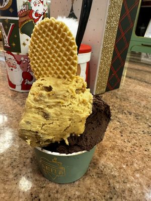 Medium size: Caramel Cookies and Dark Chocolate (all vegan! Yes, the waffle cookie too!) #Veganuary at Anita Gelato - Condado in San Juan