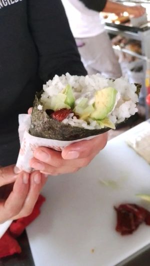 La Ola Vegana - Temaki: cono de alga nori, arroz, queso crema, aguacate, sandiatún. at Godzu Cocina Asiática in Mexico City