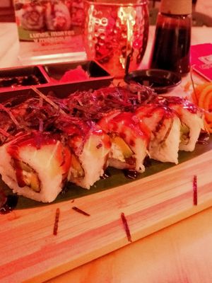 Queso crema, tempura y aguacate/zalmon,salsa anguila, alga nori at Godzu Cocina Asiática in Mexico City