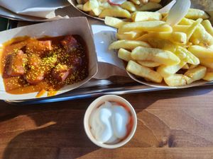Currywurst and ordinary Fries with vegan Mayo at Frittenwerk - Karmarschstraße in Hannover