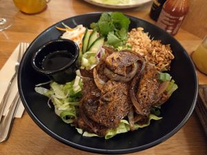 BÚN CHẢ GIÒ CHA. Reisnudeln mit vegetarischen Frühlingsrolle, frischem Salat, Koriander, Parsley, 
Lauchzwiebel, Erdnüssen, Röstzwiebel und mit einer Hausgemachte Limetten-S at Vunderbar in Furth