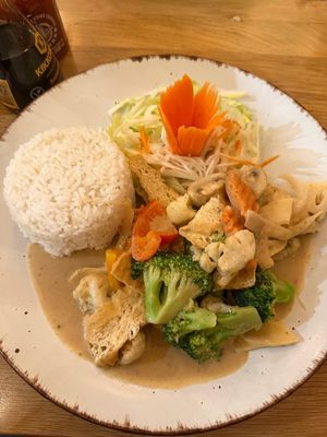 TOFU XÀO THẬP CẨM - 
Tofu gebraten in einer Hausgemachte Erdnusssoße mit verschieden Gemüse und Jasmin Reis at Vunderbar in Furth