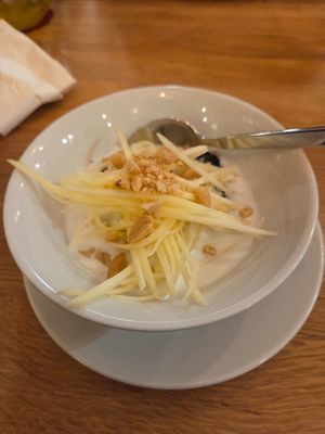 Schwarzer Klebereis in Kokosmilch mit gerösteten Mandeln und Mango at Vunderbar in Furth