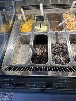 5 vegan flavours (very left, 2 on top, 3 on bottom)  at Isle of Gelato - Ella in Ella